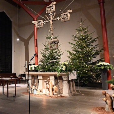 Eine Frau spielt Flöte in einer Kirche.