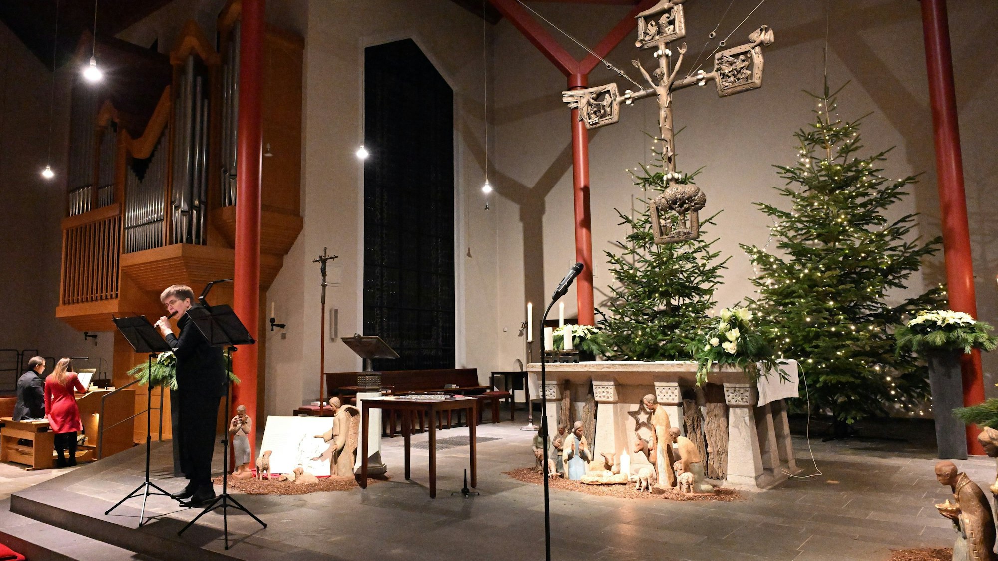 Eine Frau spielt Flöte in einer Kirche.