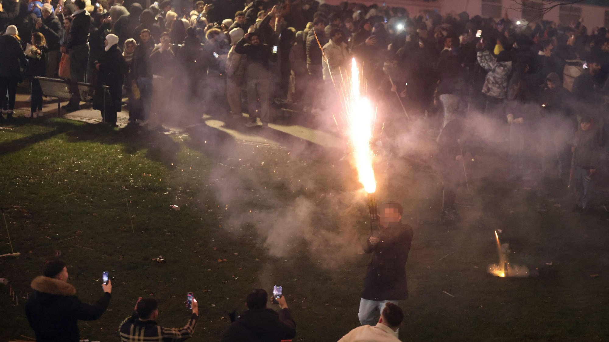 Zwar lief es im Rheingarten laut der Bürgergemeinschaft Altstadt ruhiger ab als sonst, Raketen wurden jedoch trotzdem nah an der Menschenmenge gezündet.