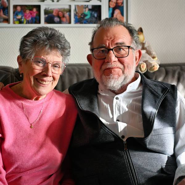 Klara und Willi Müßeler sitzen auf dem Sofa, er hat den Arm um ihre Schulter gelegt.