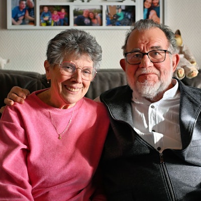 Klara und Willi Müßeler sitzen auf dem Sofa, er hat den Arm um ihre Schulter gelegt.