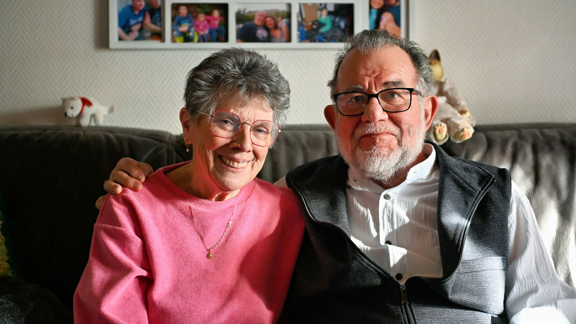 Klara und Willi Müßeler sitzen auf dem Sofa, er hat den Arm um ihre Schulter gelegt.