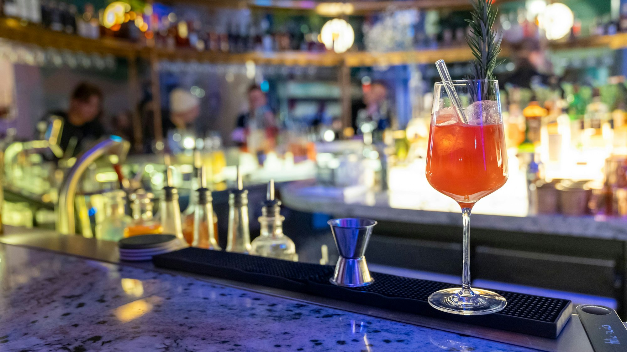 In einem Restaurant in Schleswig-Holstein haben sich zehn Menschen durch eine ätzende Flüssigkeit teils schwer verätzt.