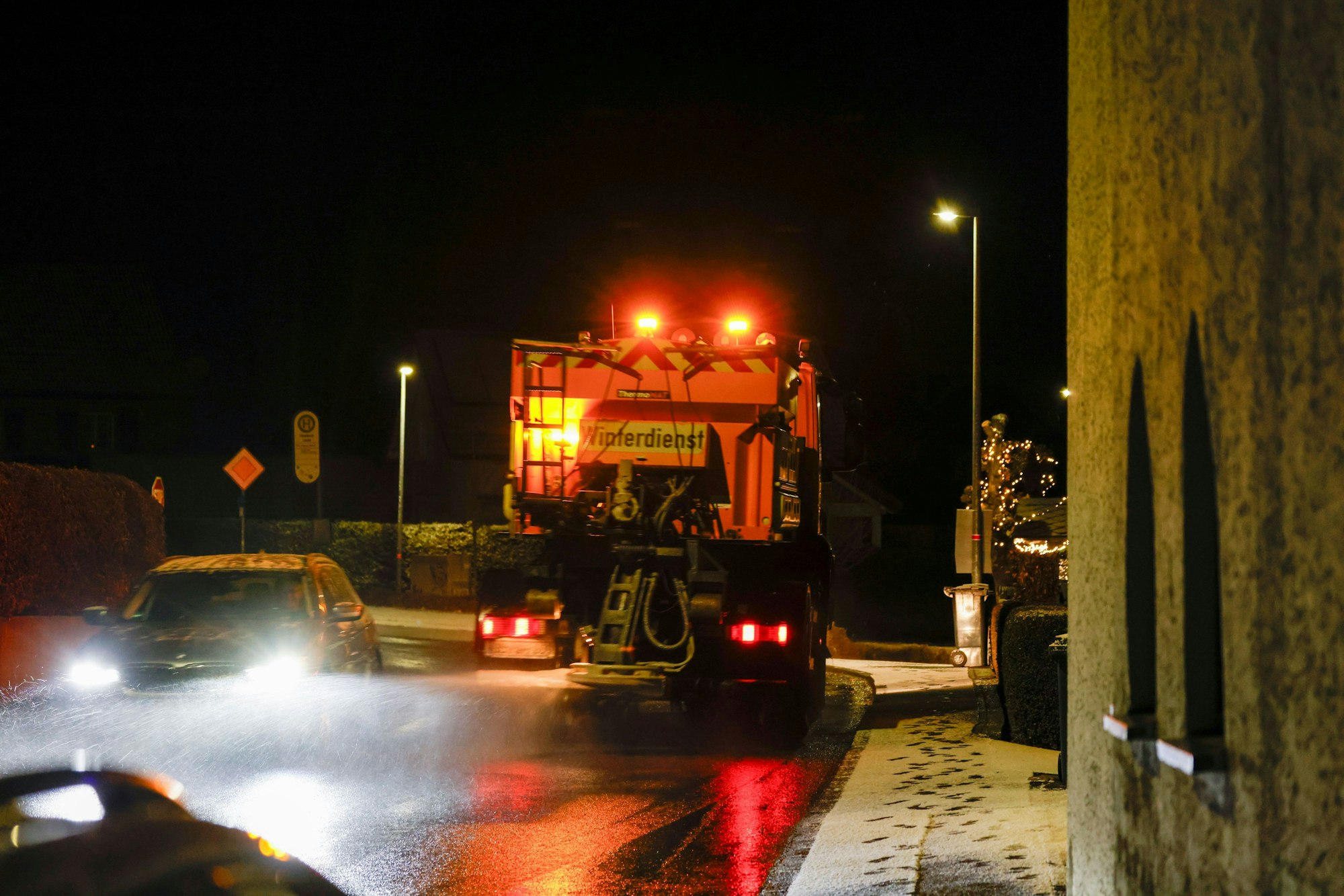 Ein Streu- und Räumfahrzeug des Winterdienst fährt in Königswinter.