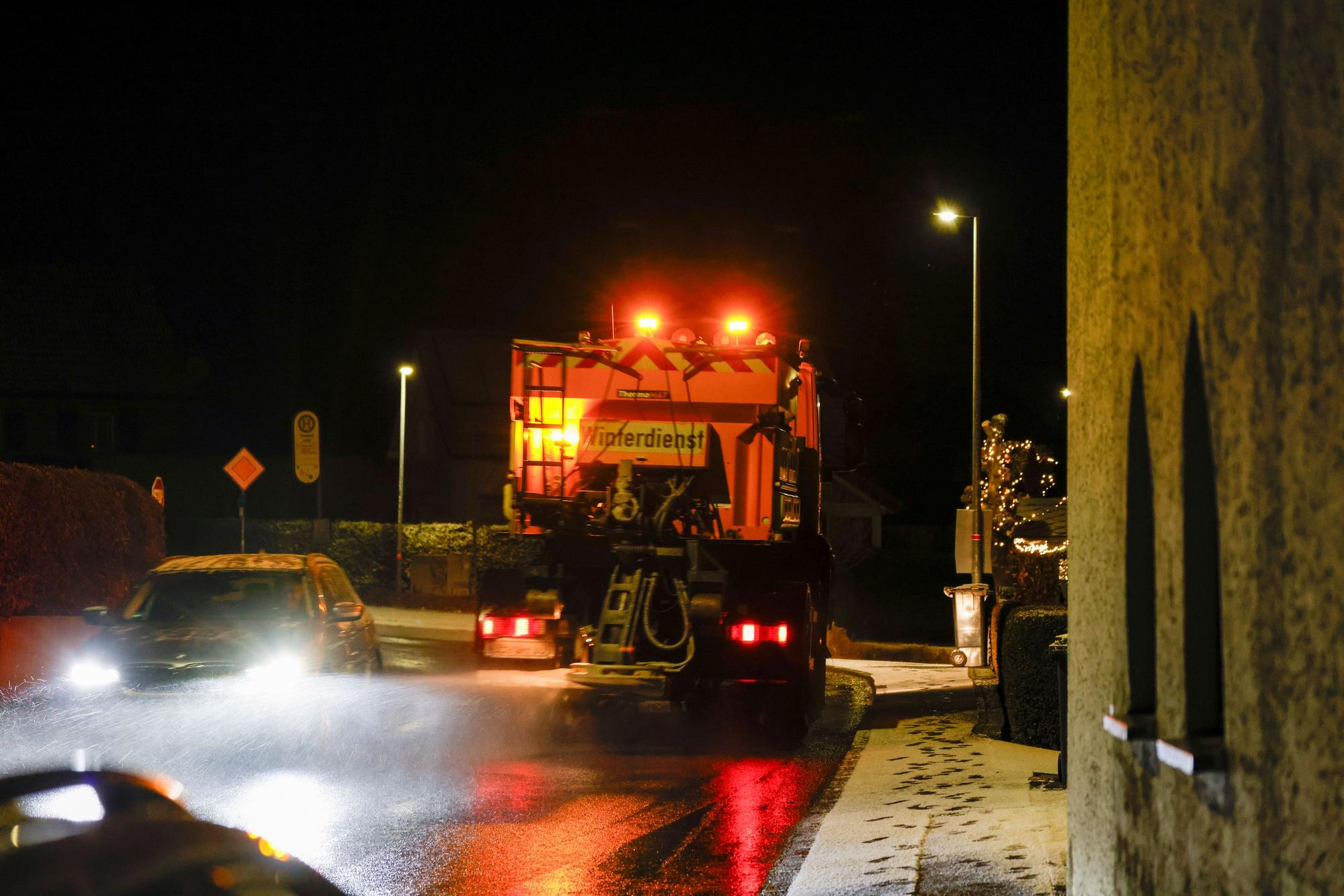 Ein Streu- und Räumfahrzeug des Winterdienst fährt in Königswinter.