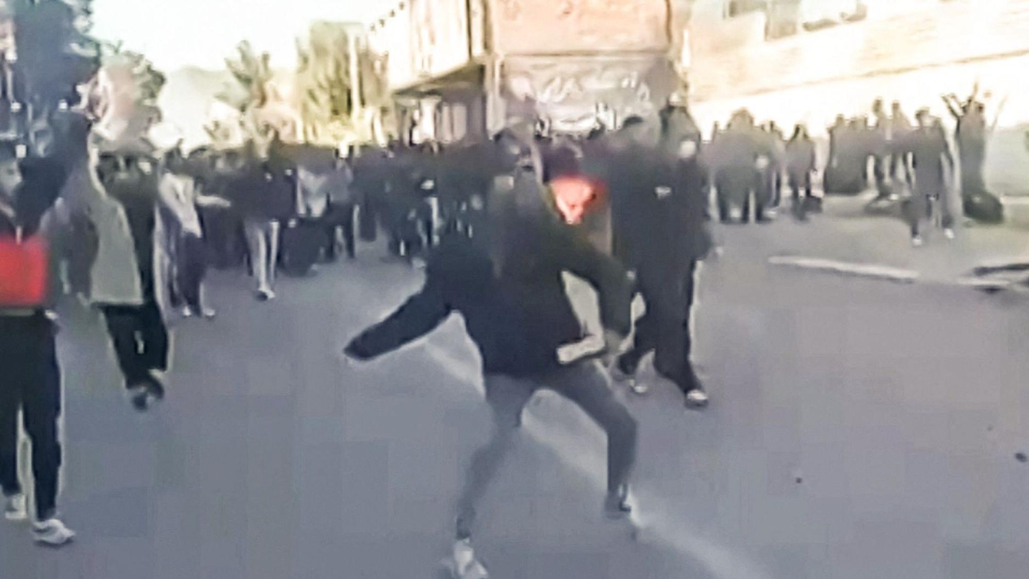 Ein Screenshot zeigt Demonstranten nahe einem Regierungsgebäude in Fasa im Süden des Irans.