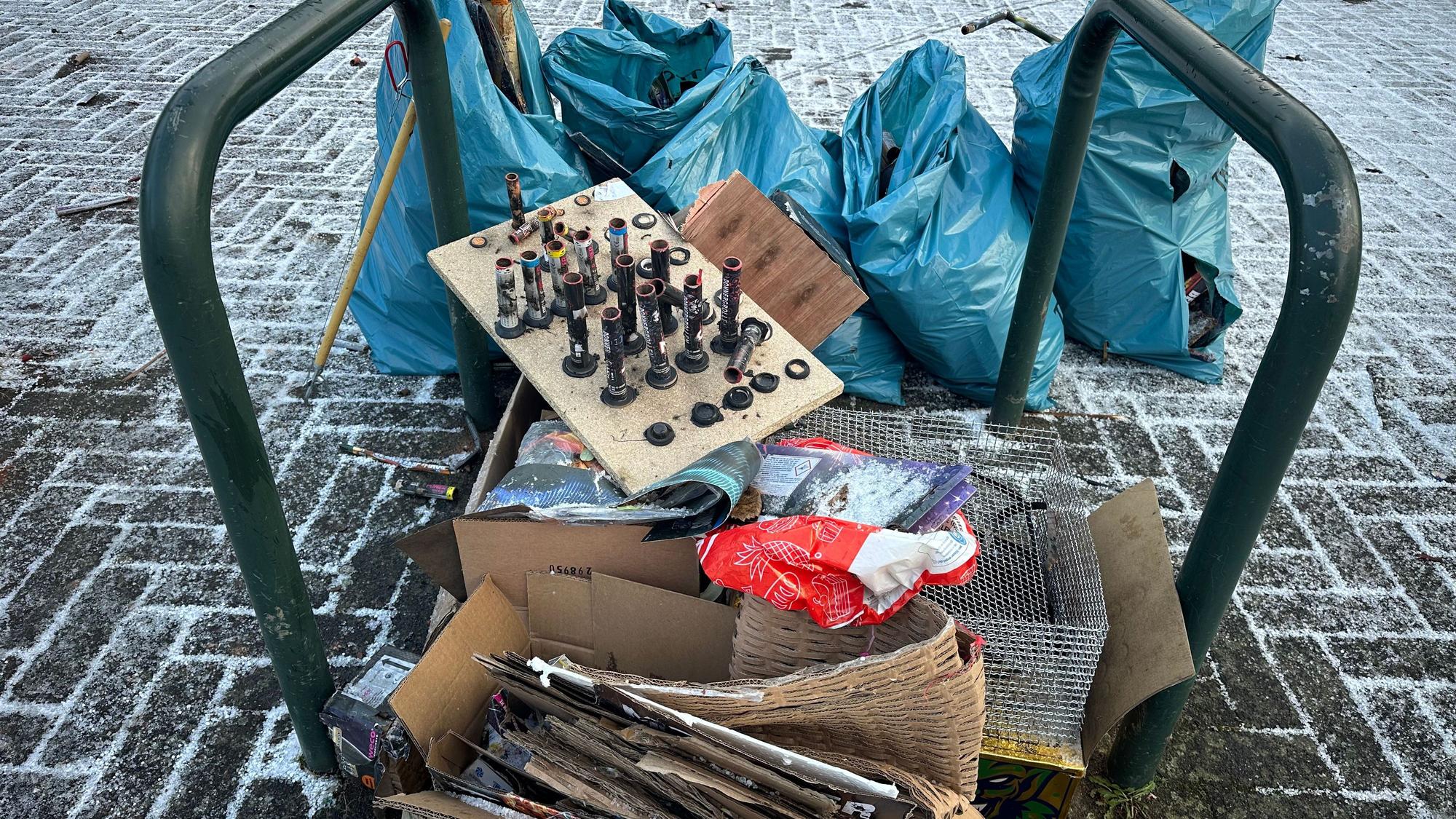 Nach einer halben Stunde sind fünf Müllsäcke gefüllt, dazu kommen noch die anderen Reste vom Europaplatz.