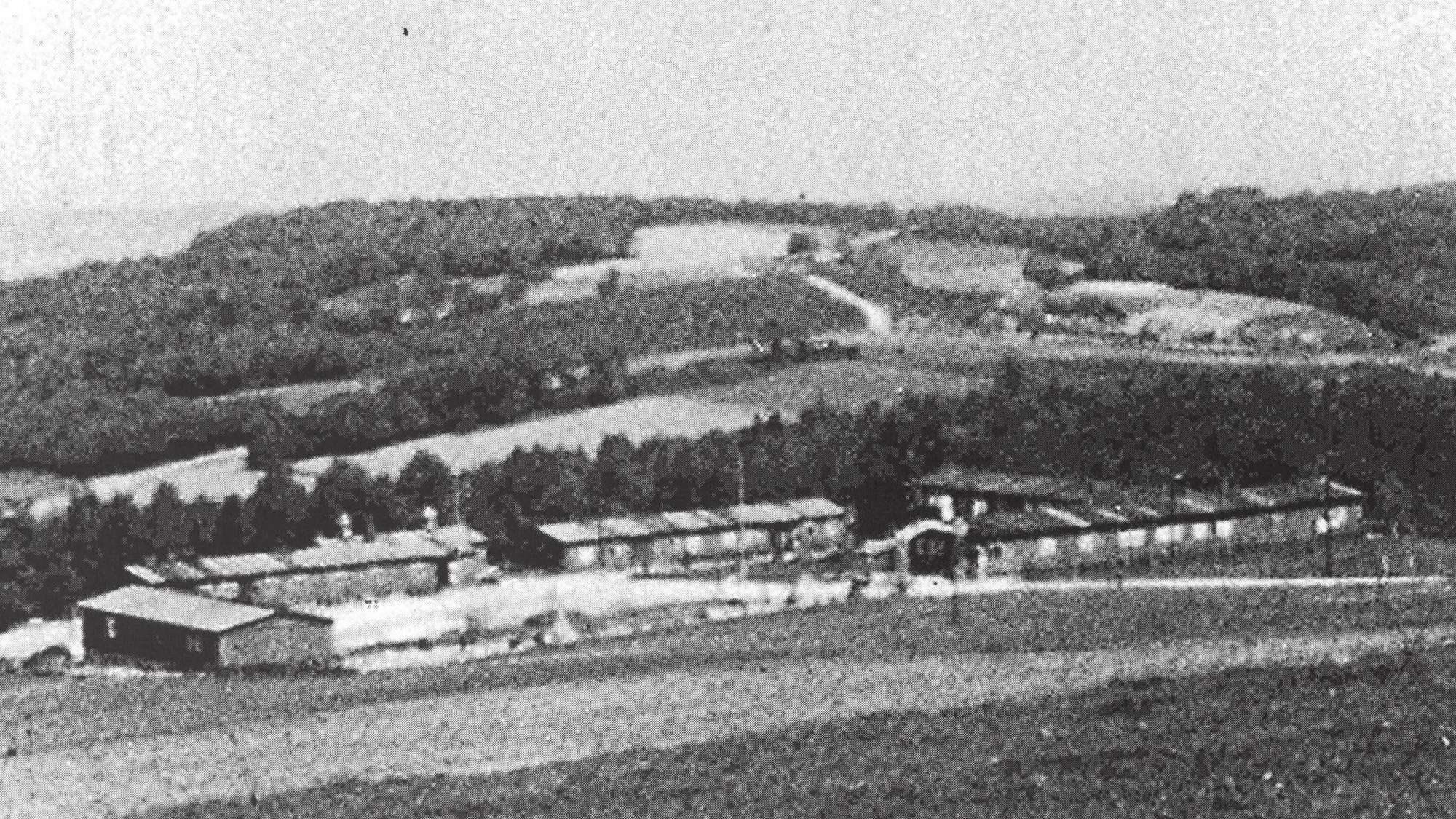 Ein Foto des Lagers Lüdenscheid-Hunswinkel, aufgenommen nach Kriegsende.