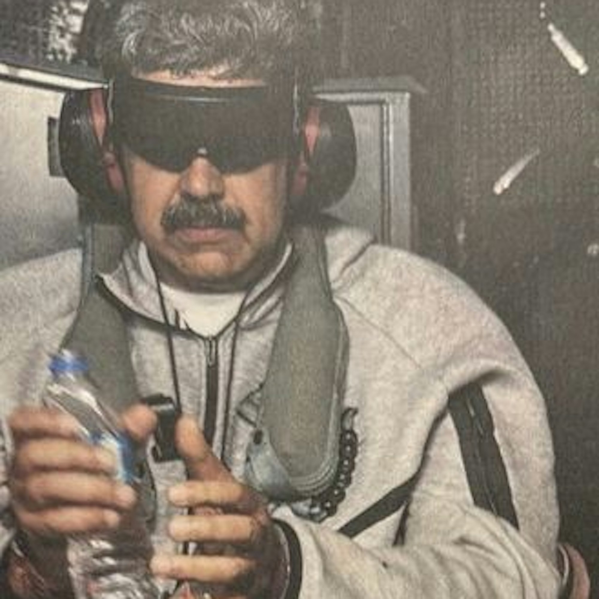 Dieses von US-Präsident Donald Trump bei Truth Social veröffentlichte Foto zeigt Nicolás Maduro an Bord des US-Kriegsschiffs Iwo Jima.