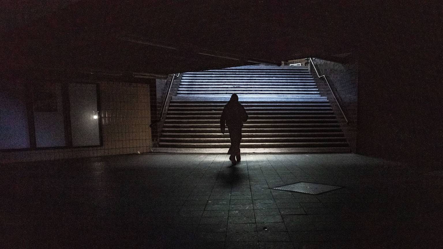 Eine Frau geht durch den Tunnel am Bahnhof Wannsee nach einem Stromausfall. (Archivbild)