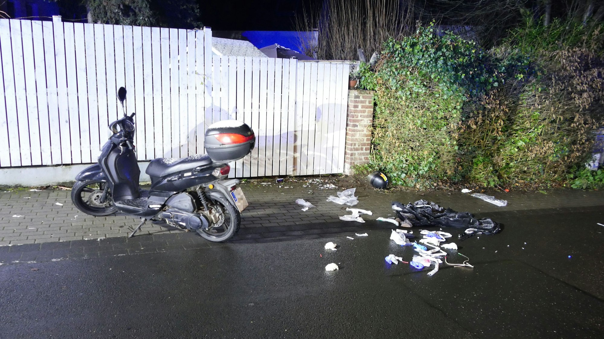 Die Unfallstelle, an der der 59-Jährige in der Nacht zu Samstag (3. Januar 2026) in Hennef stürzte.