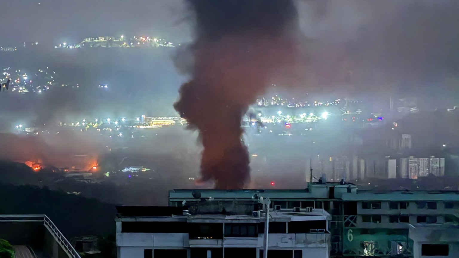 Rauch über Caracas: Während der US-Intervention erschütterte eine Serie von Explosionen die venezolanische Hauptstadt.