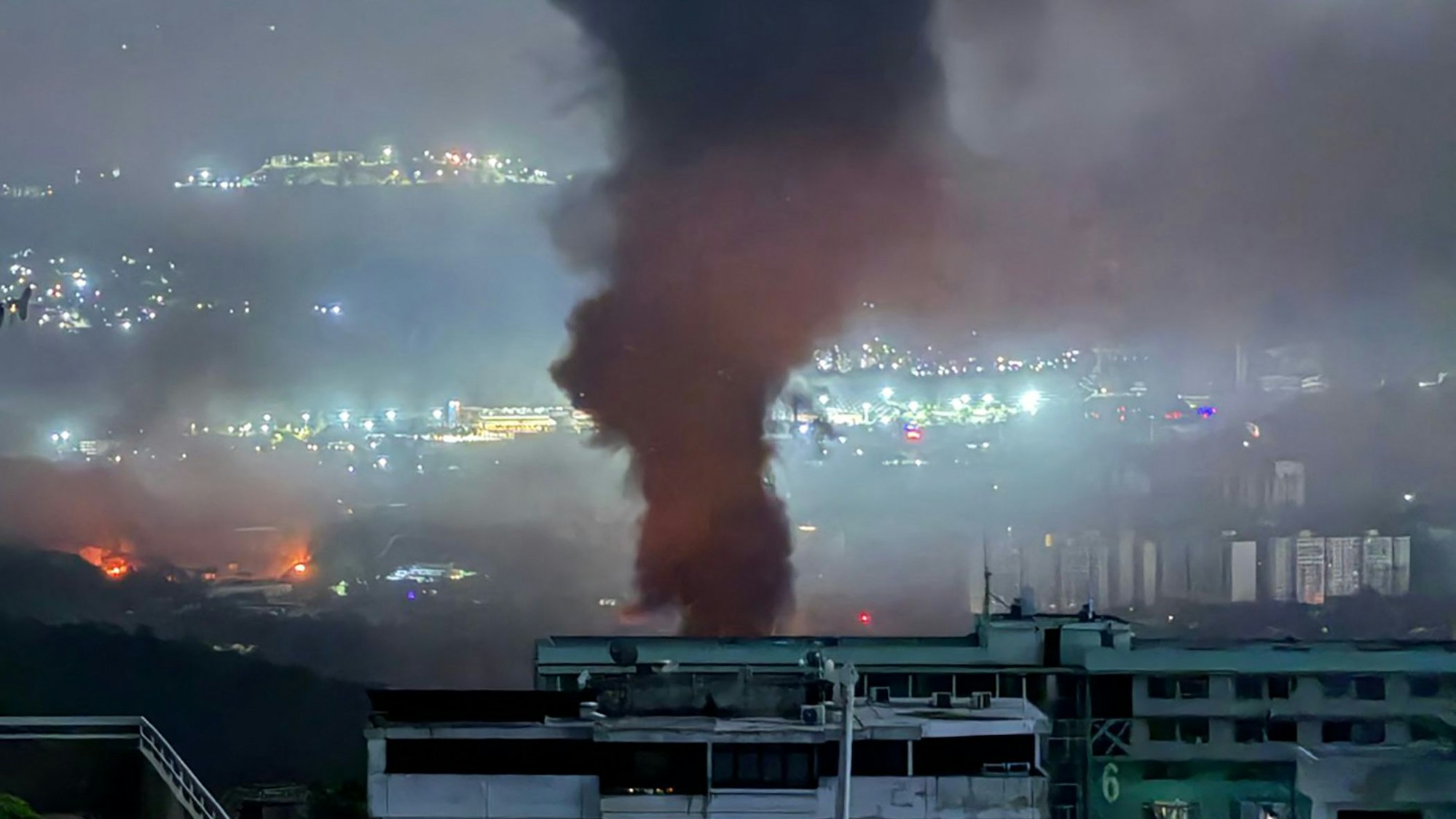 Rauch über Caracas: Während der US-Intervention erschütterte eine Serie von Explosionen die venezolanische Hauptstadt.