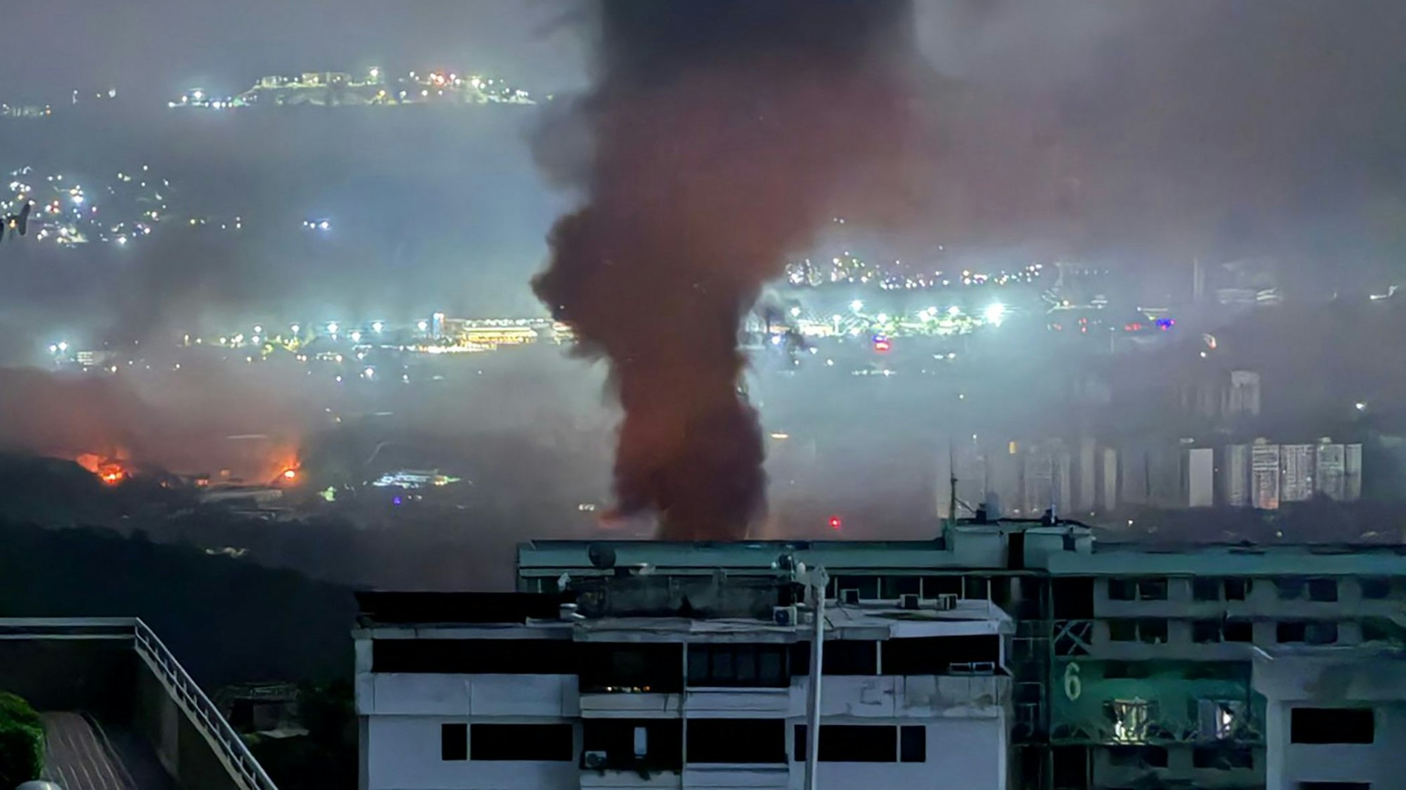 Nach Angriffen des US-Militärs steigt Rauch über Caracas auf. Die USA haben Venezuela am 3. Januar angegriffen und Machthaber Nicolás Maduro gefangen genommen. (Archivbild)