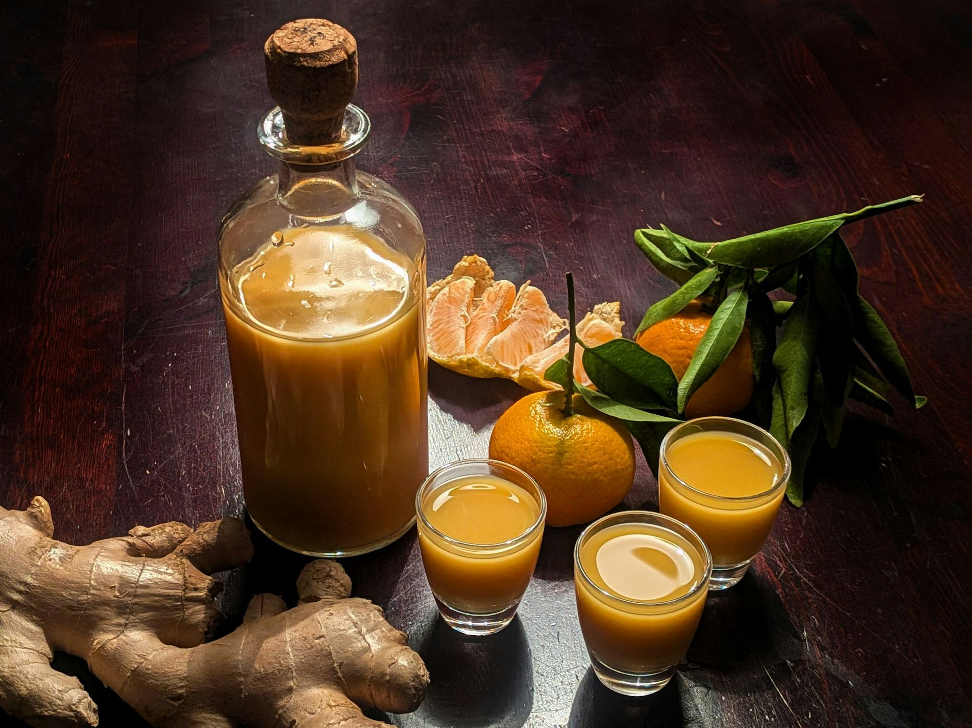 Der Ingwer für den Mandarinen-Ingwer-Shot wird zweimal gepresst und entwickelt dadurch eine besondere Schärfe.