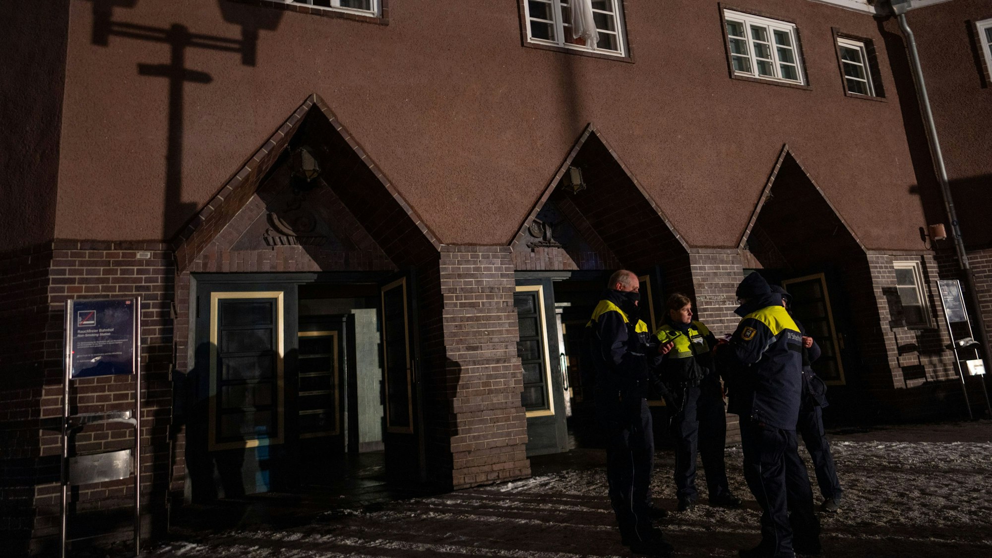 Der S-Bahn Verkehr auf der Line S1 am Bahnhof Wannsee wurde nach dem Stromausfall und Dunkelheit eingestellt, Busse fahren als Ersatzverkehr.