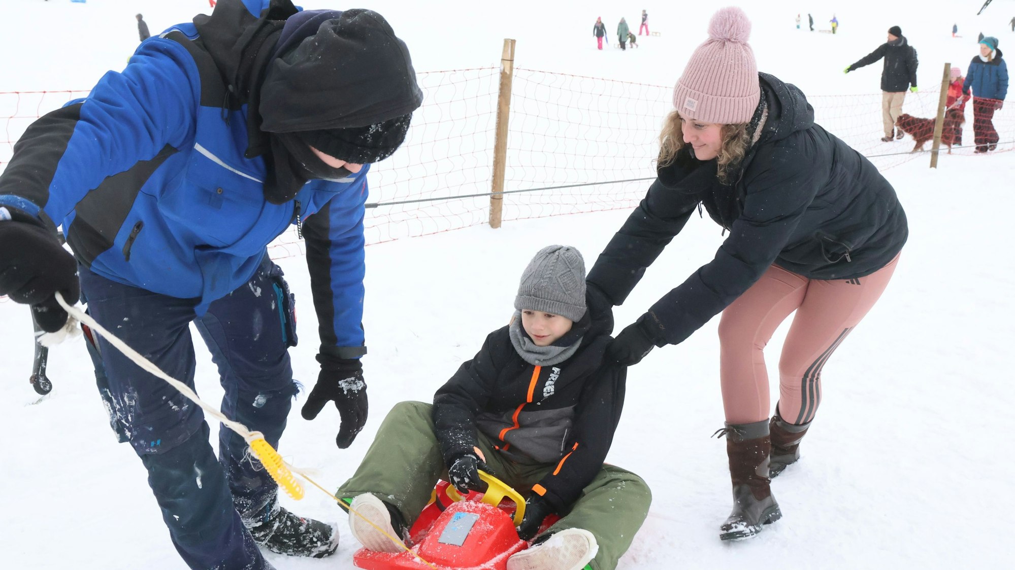 Louisa Reuber und Jona Dresbach helfen beim Aussteigen.