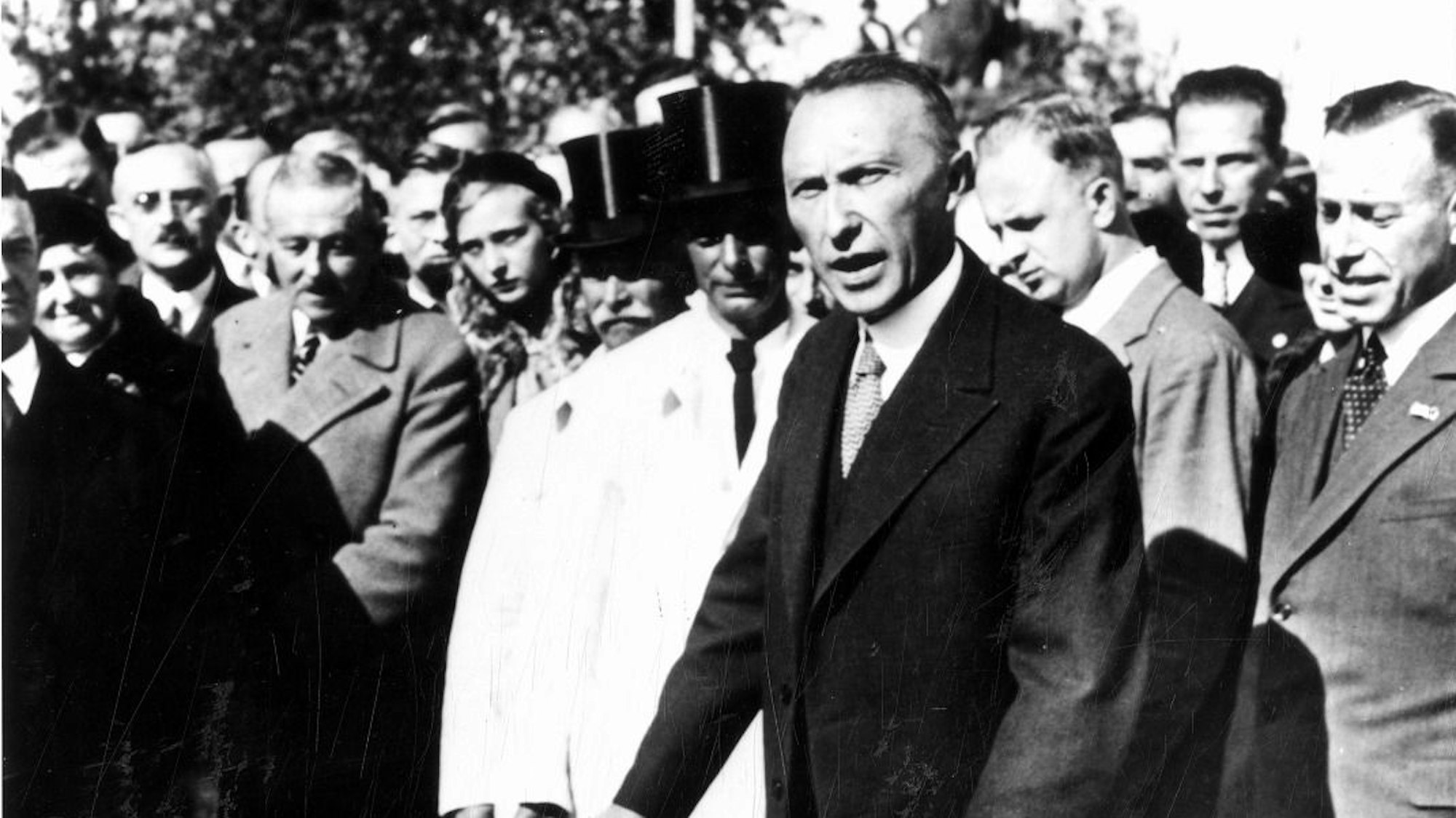 Konrad Adenauer bei der Grundsteinlegung für die Ford-Werke.