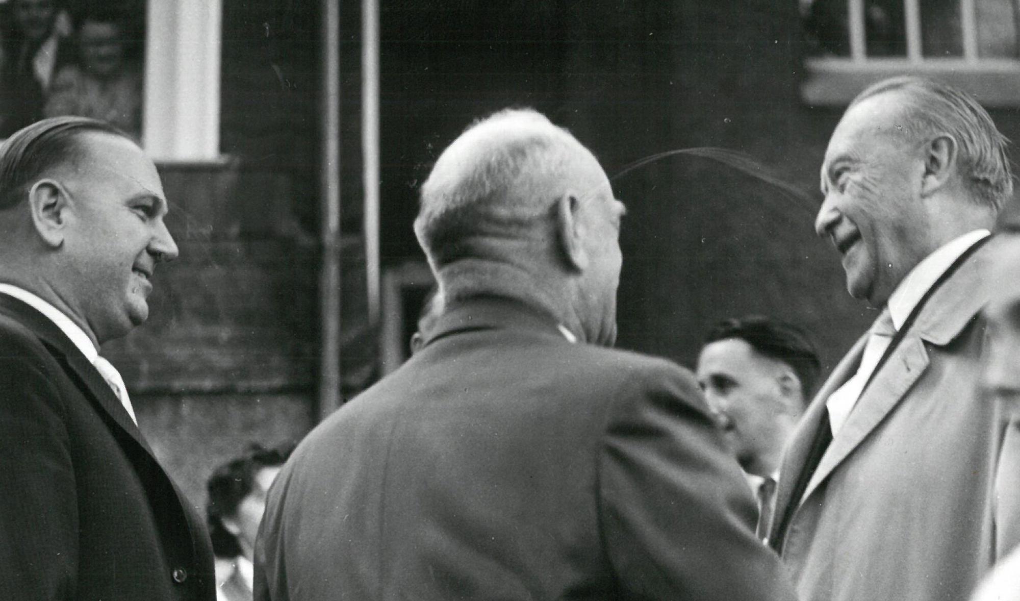 Die Aufnahme von 1957 zeigt Konrad Adenauer (rechts), wie er in Gummersbach von Oberkreisdirektor Friedrich-Wilhelm Goldenbogen (links) empfangen wird.