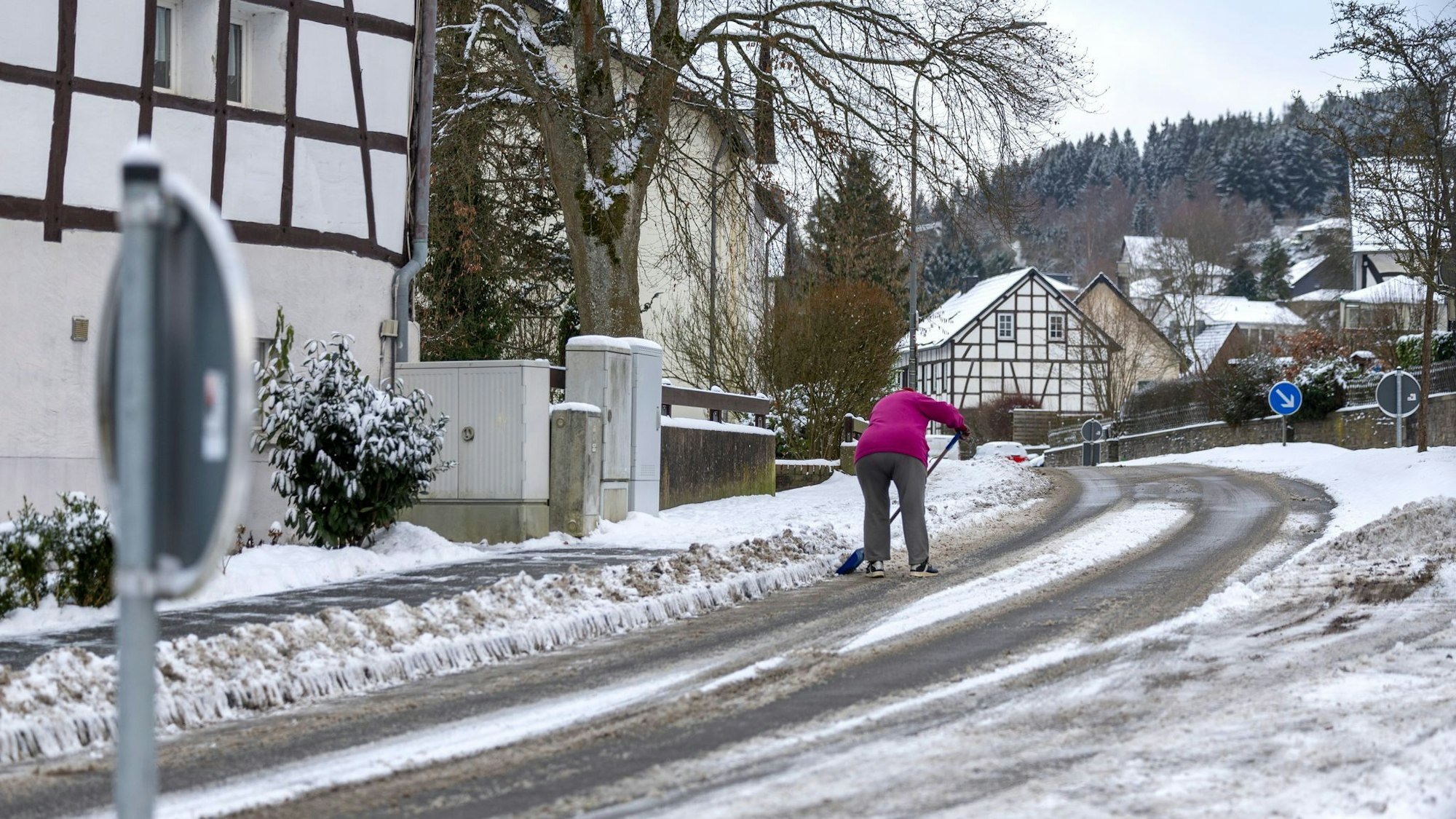 Nicht nur in der Eifel musste Schnee geschippt werden.