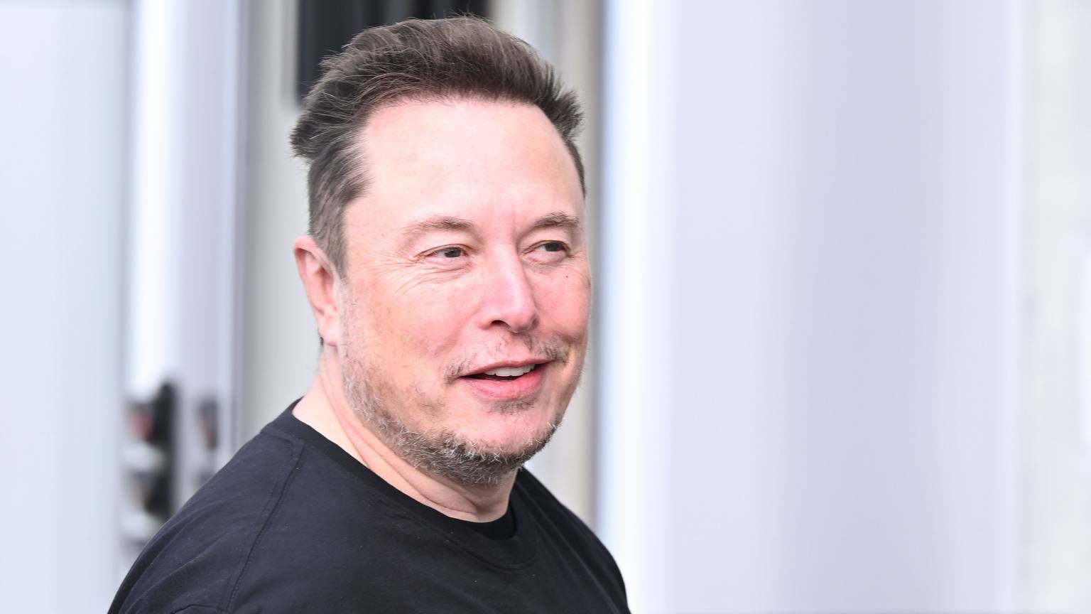 Elon Musks KI Grok erstellt auf seiner Plattform X sexualisierte Bilder von Frauen und Kindern. (Archivbild)