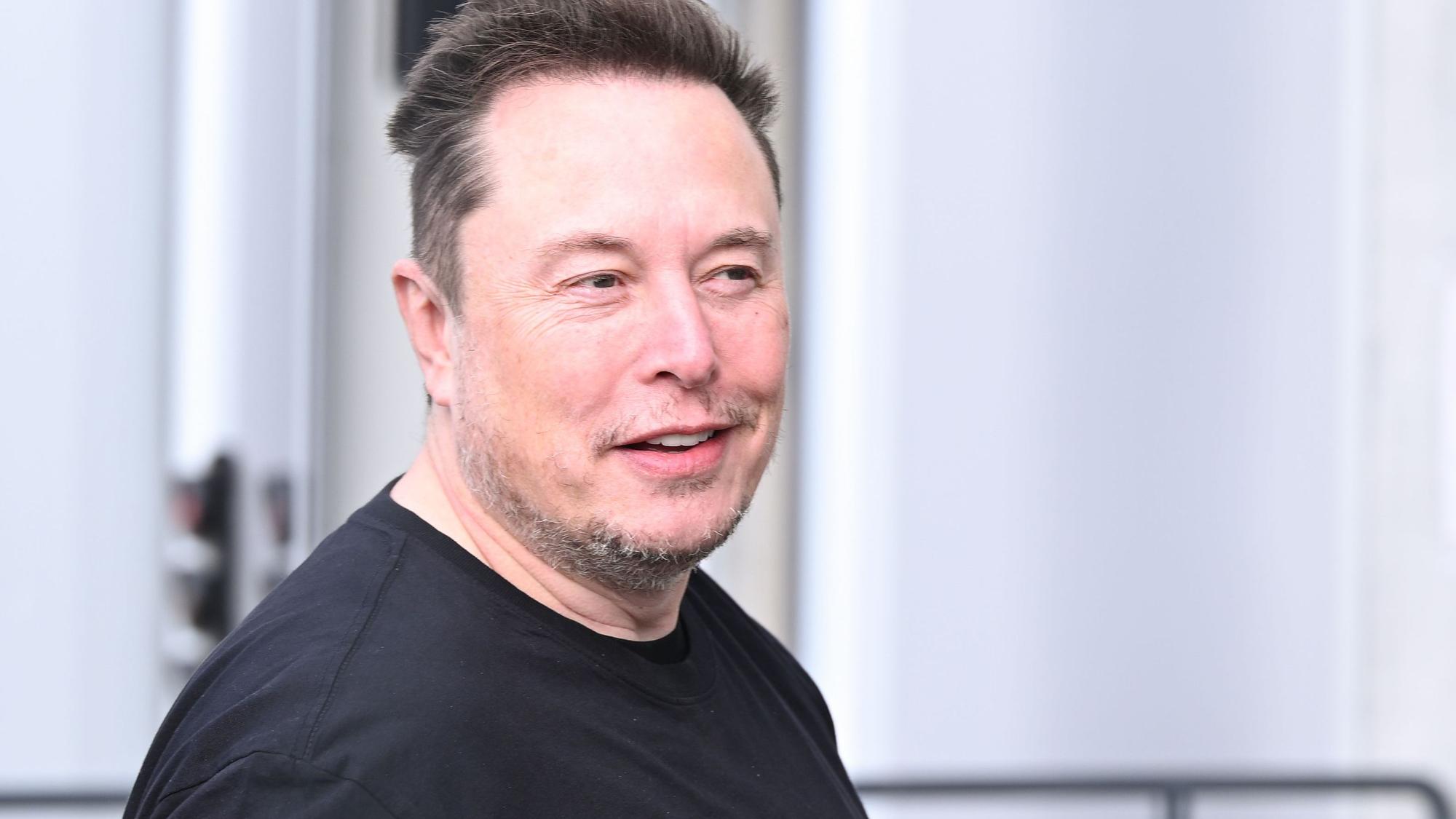Elon Musks KI Grok erstellt auf seiner Plattform X sexualisierte Bilder von Frauen und Kindern. (Archivbild)