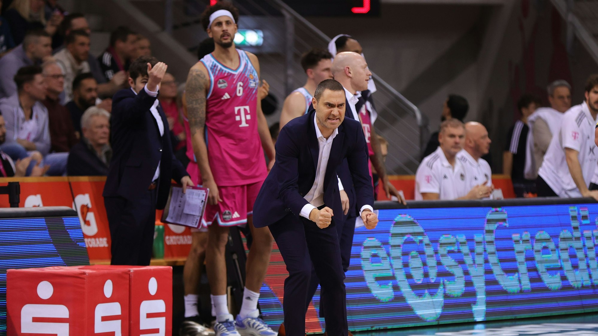 Bonns Trainer Marko Stankovic und Kapitän Mike Kessens (links) wollen gegen Bamberg nachlegen.