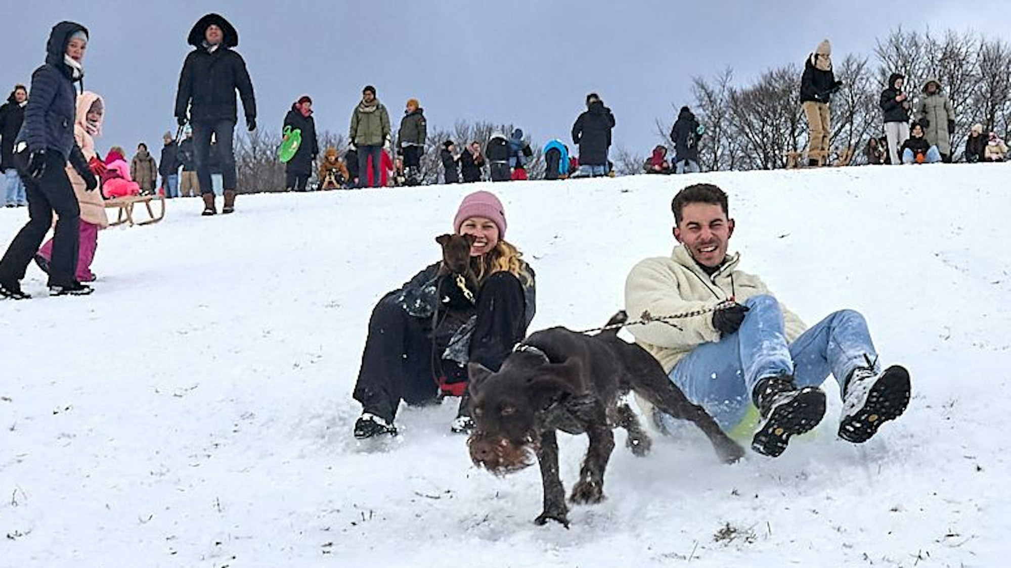 Lukas Tamalun und Maren Gaese ließen sich von ihrem Hund ziehen.