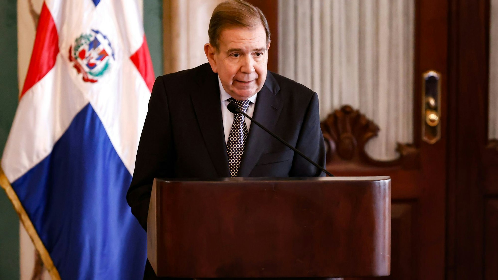 Nach der Entmachtung des Staatspräsidenten Maduro in Venezuela gibt es Forderungen, dass der Oppositionspolitiker Edmundo González Urrutia die Verantwortung in dem Land übernehmen sollte.