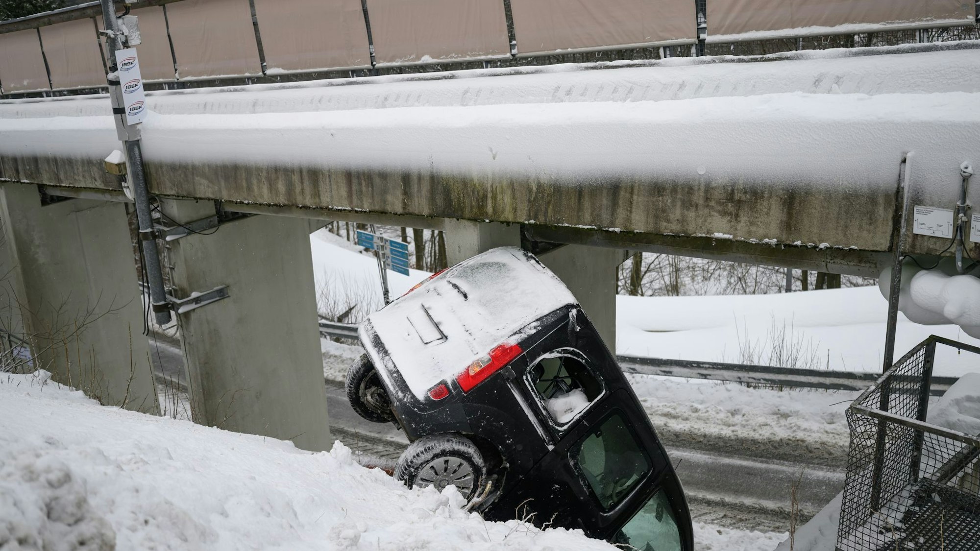 In Winterberg rutschte ein Auto mit fünf Menschen eine Böschung herunter.