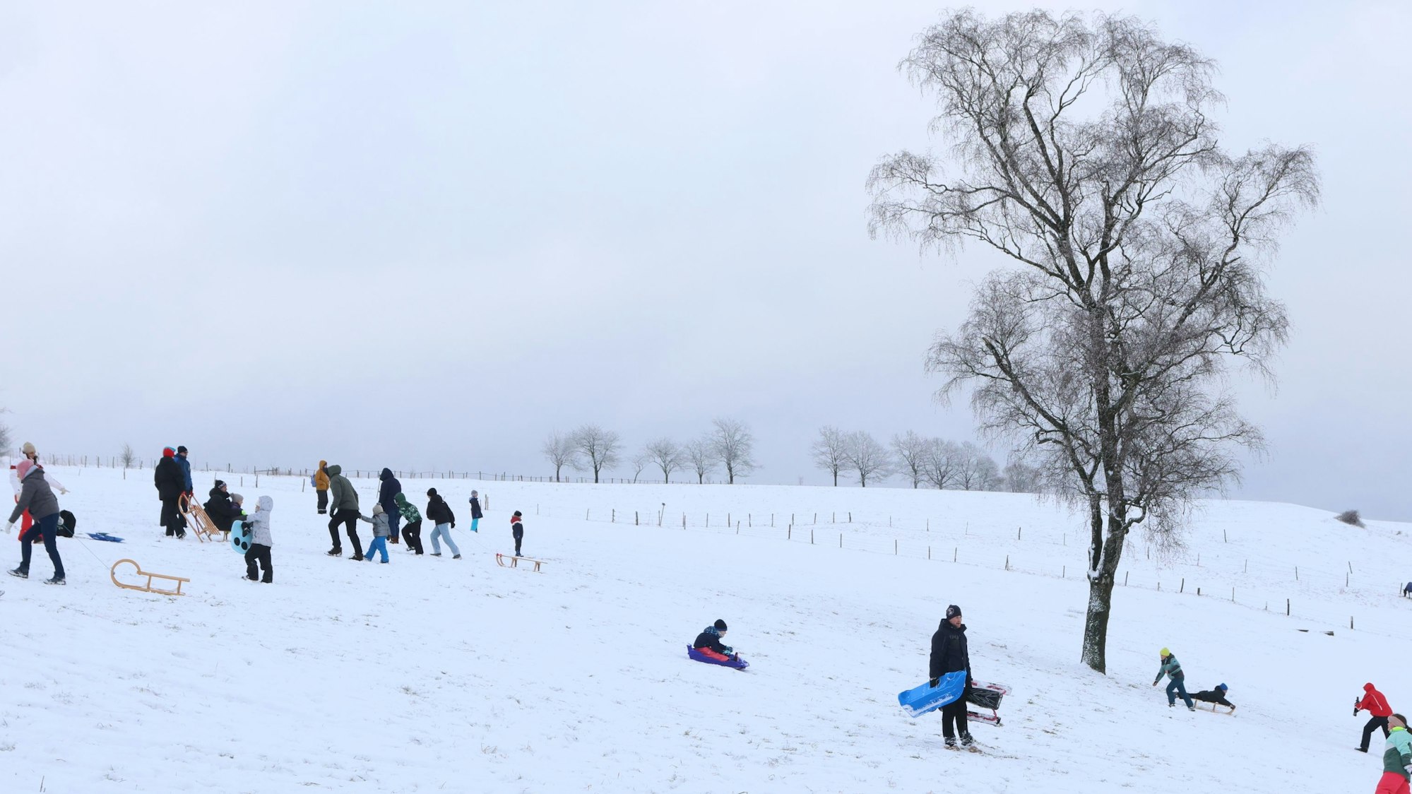 Das Foto zeigt Rodler am Blockhaus in Reichshof-Eckenhagen.