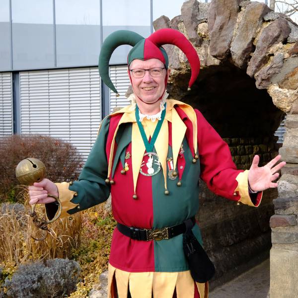 Dirk Gemünd aus Mechernich steht in seinem Kostüm als Kölner Bellejeck vor dem Römerkanal-Denkmal am Mechernicher Rathaus.