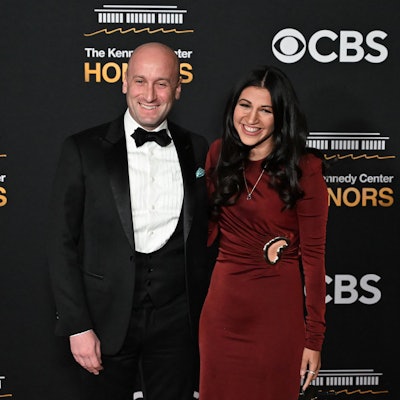 Der stellvertretende Stabschef des Weißen Hauses, Stephen Miller, mit seiner Frau Katie bei einer Gala in Washington. Katie Miller hat nun mit einem politischen X-Post für Aufruhr gesorgt. (Archivbild)