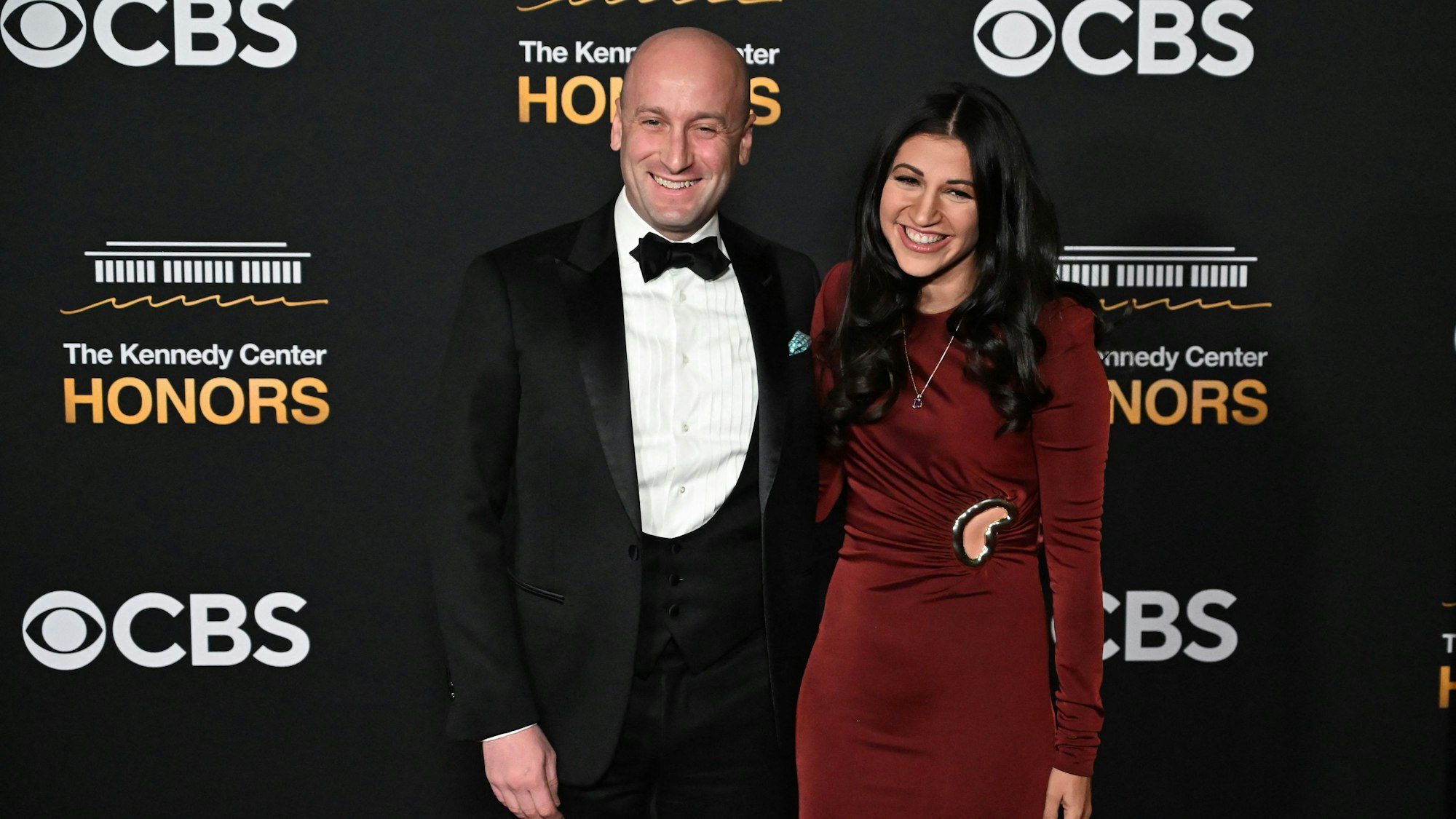 Der stellvertretende Stabschef des Weißen Hauses, Stephen Miller, mit seiner Frau Katie bei einer Gala in Washington. Katie Miller hat nun mit einem politischen X-Post für Aufruhr gesorgt. (Archivbild)