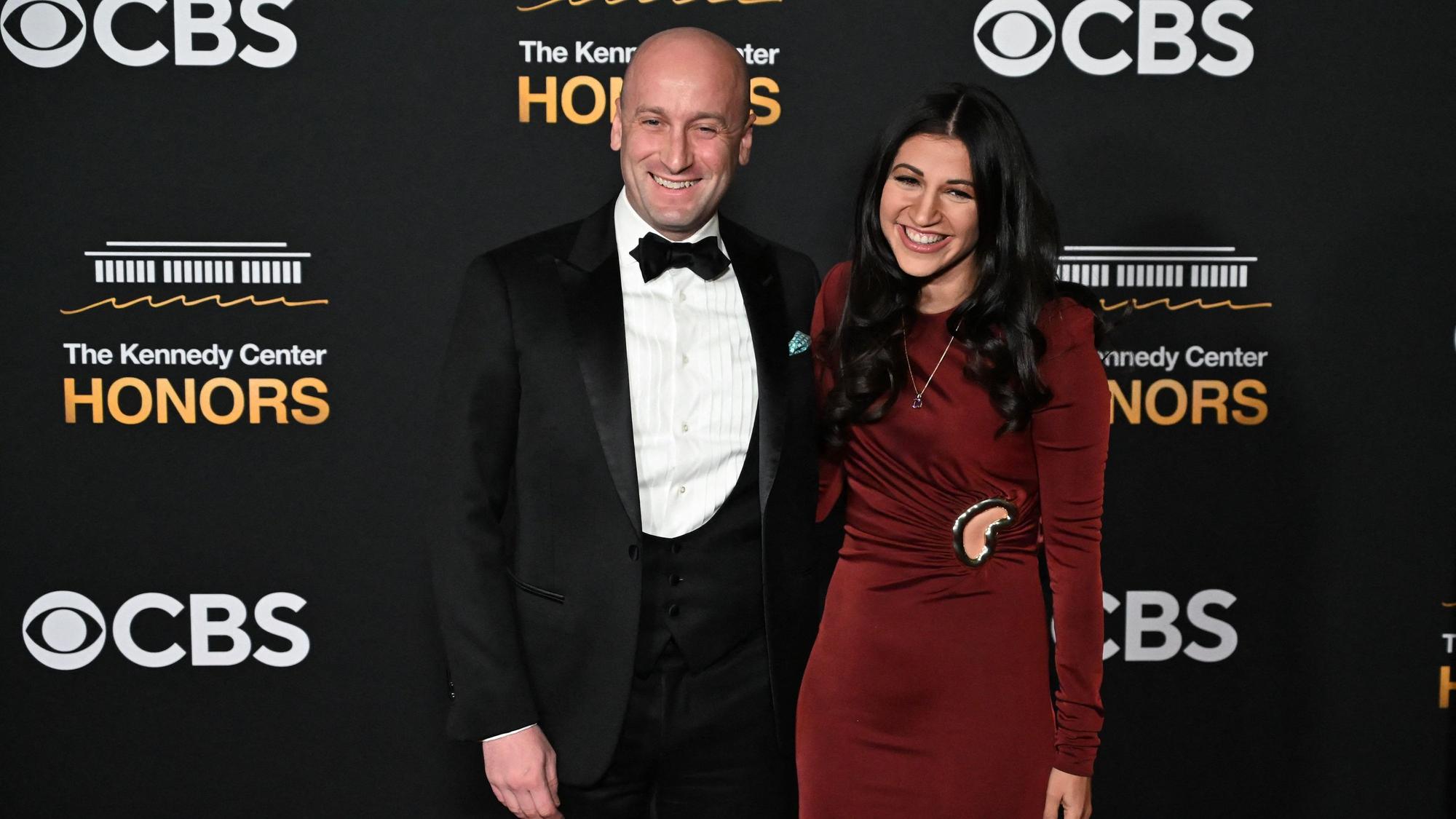 Der stellvertretende Stabschef des Weißen Hauses, Stephen Miller, mit seiner Frau Katie bei einer Gala in Washington. Katie Miller hat nun mit einem politischen X-Post für Aufruhr gesorgt. (Archivbild)