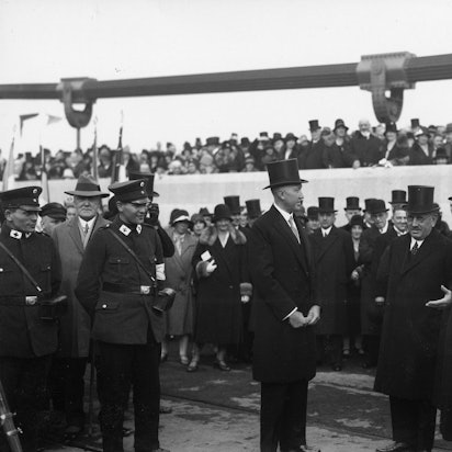 Konrad Adenauer bei der Eröffnung der Mülheimer Brücke