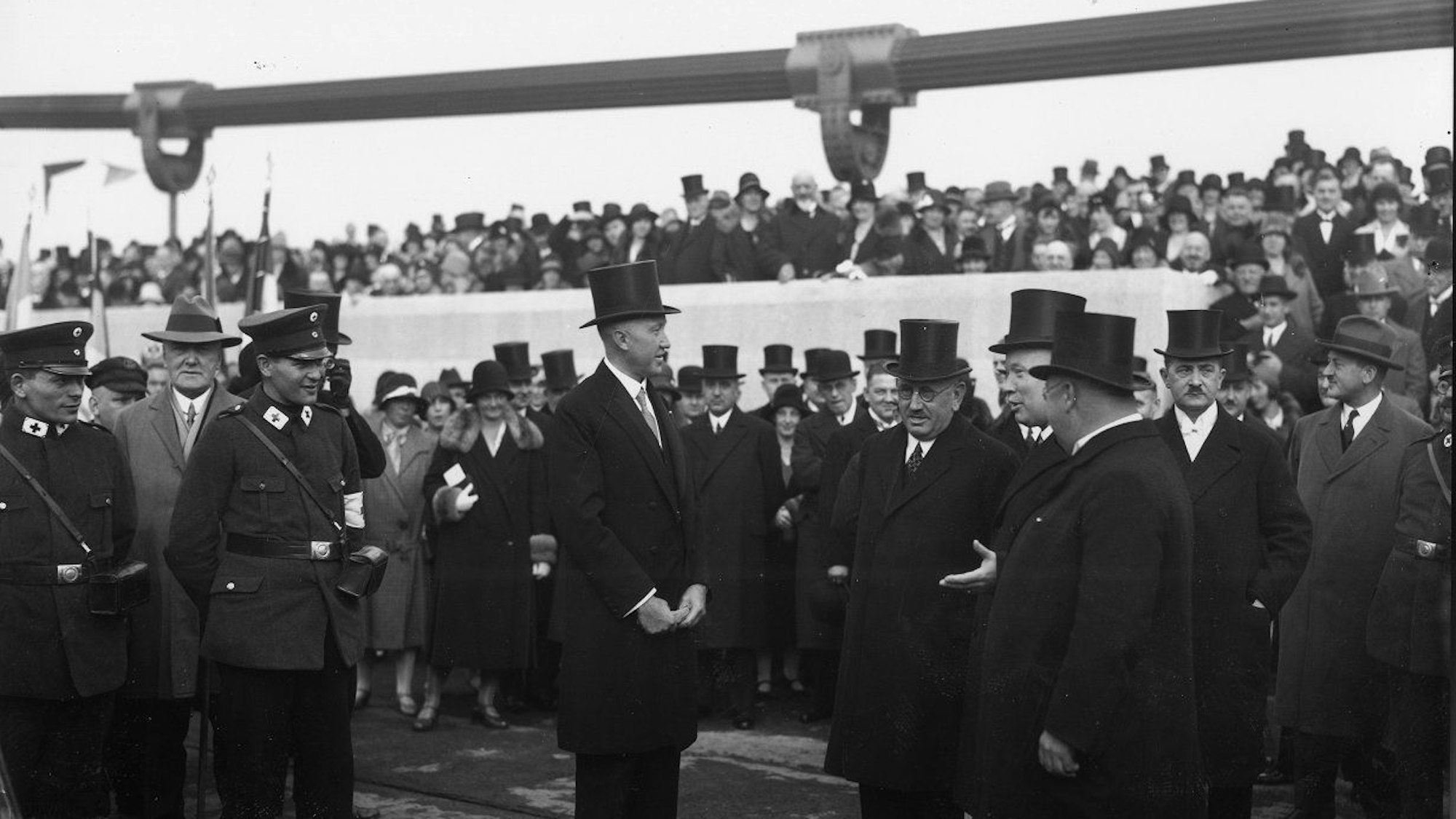 Konrad Adenauer bei der Eröffnung der Mülheimer Brücke