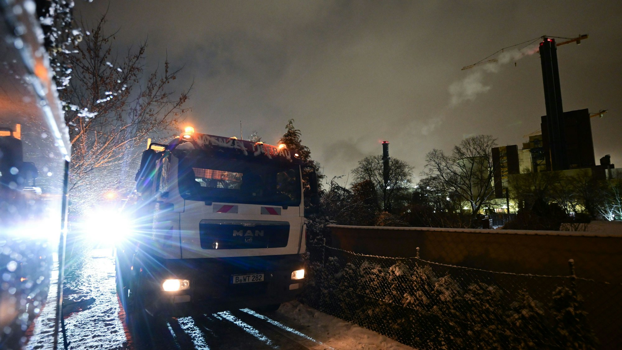 Ein LKW steht während des Stromausfalls im Südwesten Berlins nahe des Orts, an dem eine Kabelbrücke gebrannt hat. Vom Brand einer Kabelbrücke sind rund 50.000 Haushalte betroffen.