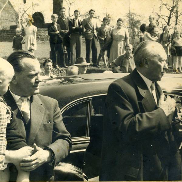 Bundeskanzler Konrad Adenauer und Bundeswohnungsbauminister Paul Lücke 1958 in Wipperfürth.