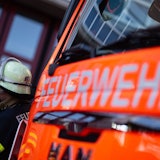 Eine Einsatzkraft der Feuerwehr