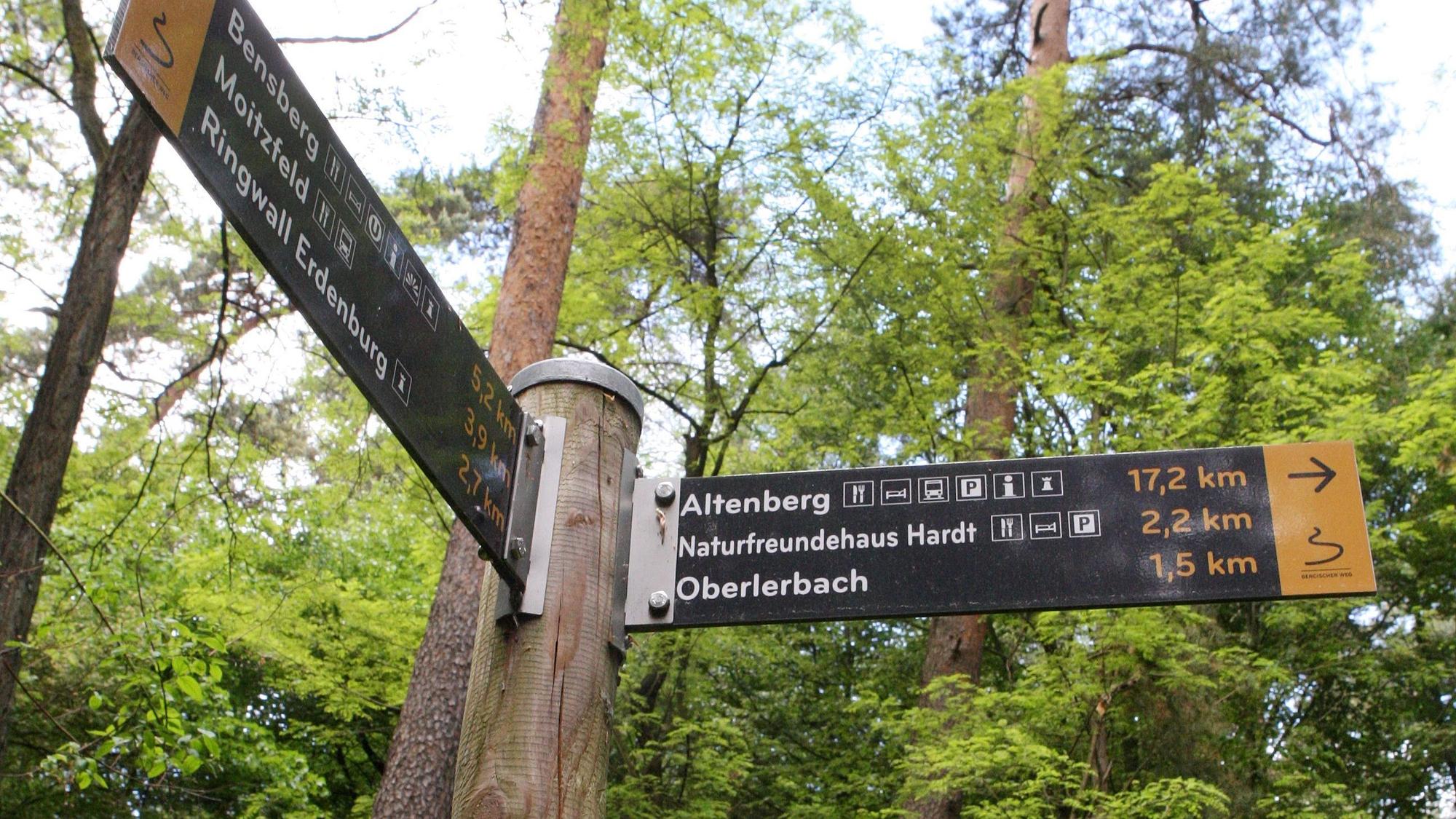 Schilder weisen Wanderern den Weg.
