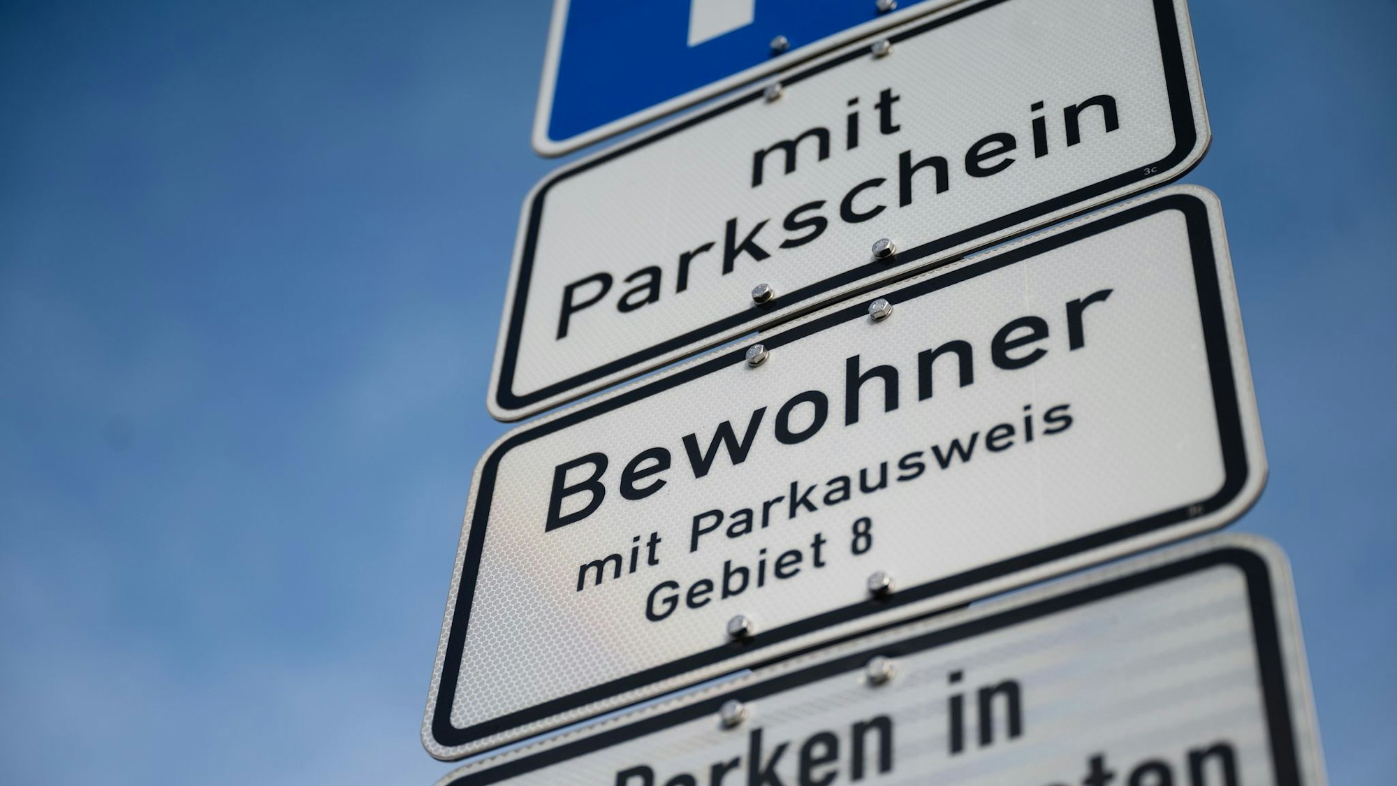 Die Gebühren für Bewohnerparkausweise liegen in den großen NRW-Städten weit auseinander. (Symbolbild)