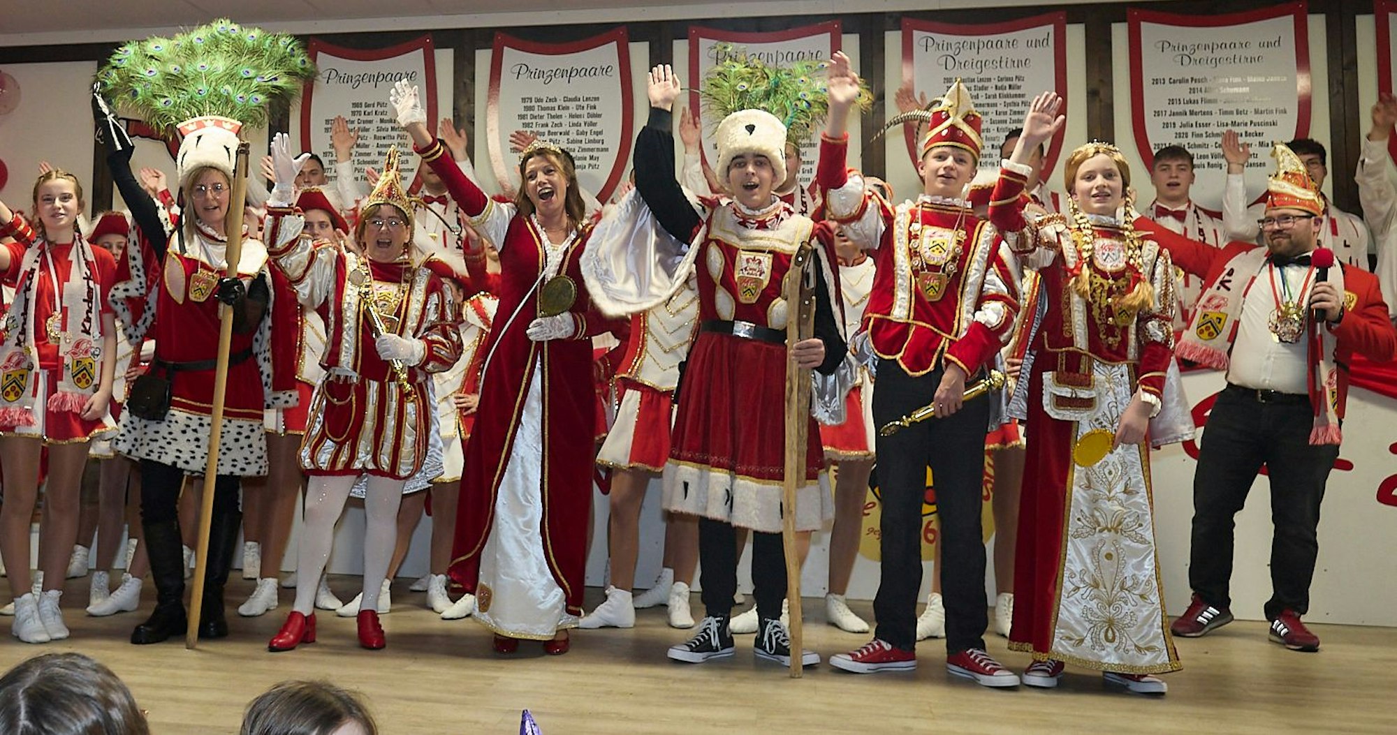 Zwei Dreigestirne gleichzeitig wurden in Sistig proklamiert, das Damendreigestirn und das Kinderdreigestirn stehen in ihren Kostümen auf der Bühne und grüßen ins Publikum.