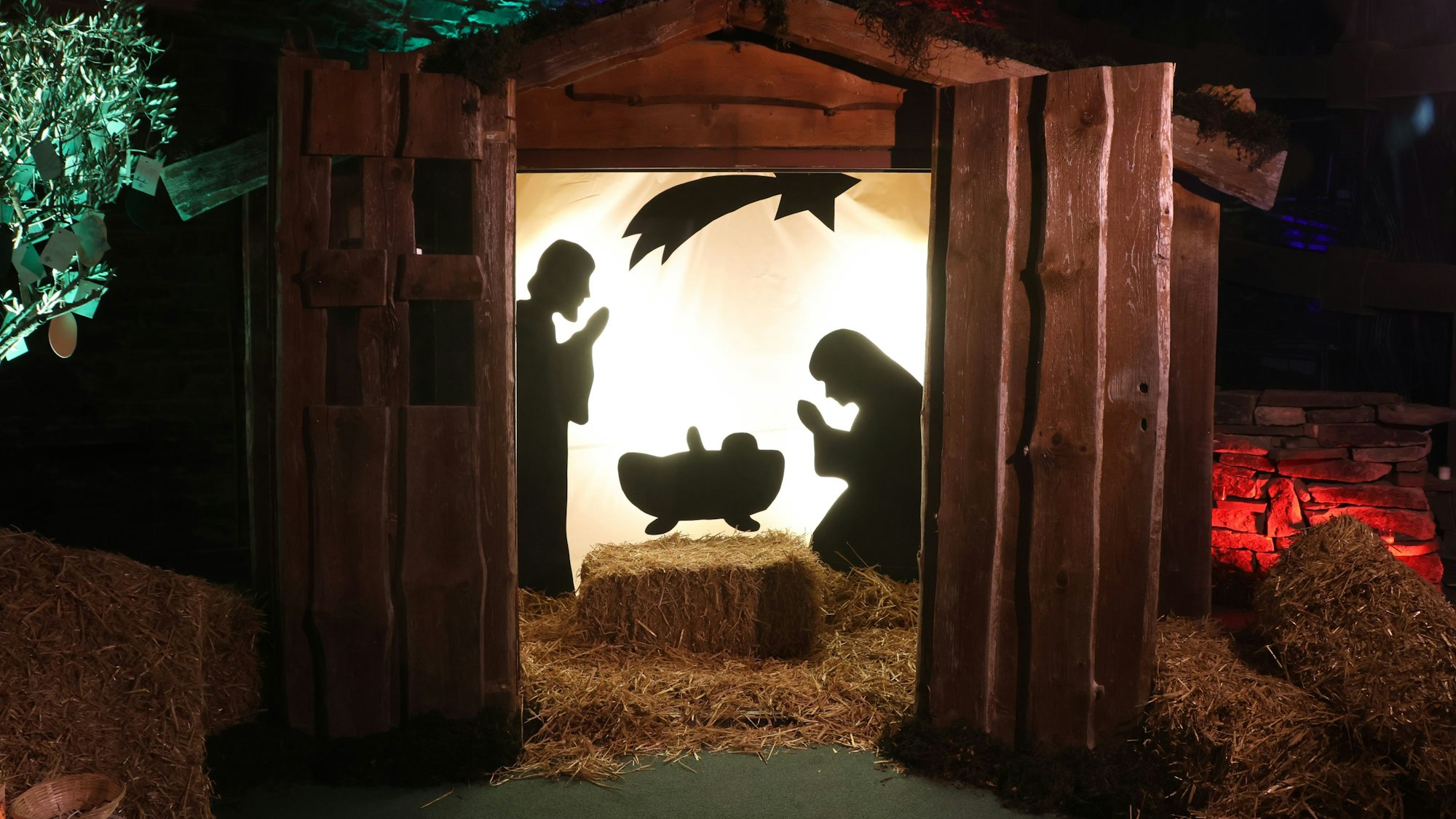 Eine Krippe als beleuchteter Schattenriss, das gibt es in der Marienheider Montfortkirche, Klosterstraße 6.