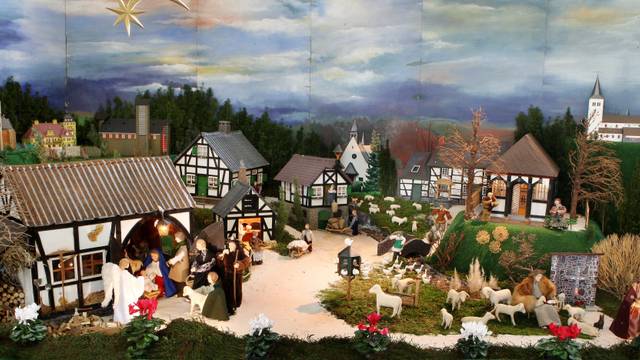 In einer Krippenlandschaft in der St.-Rochus-Kirche von Bergisch Gladbach-Sand sind zahlreiche Gebäude aus der Region wiederzuerkennen.