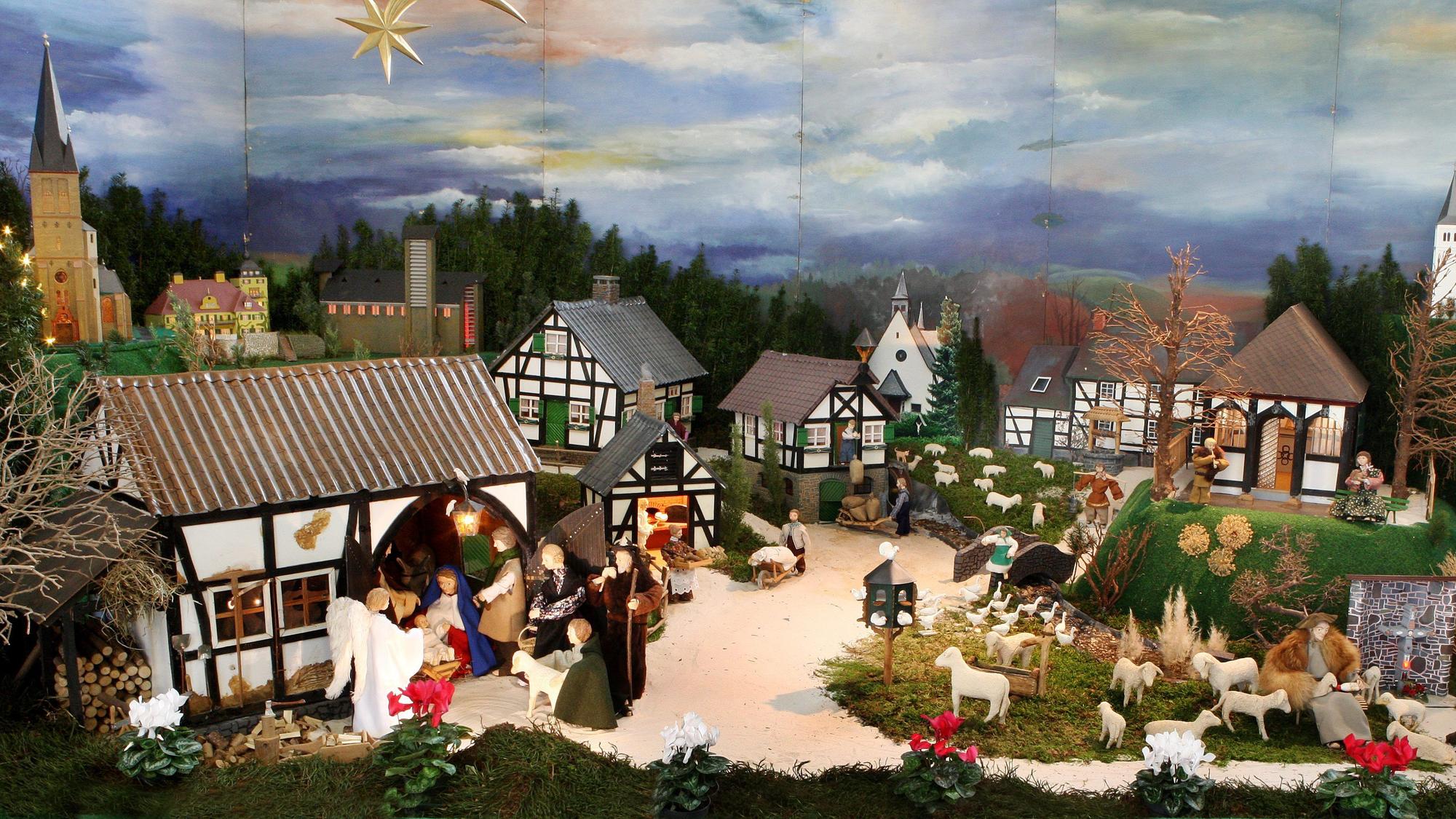 In einer Krippenlandschaft in der St.-Rochus-Kirche von Bergisch Gladbach-Sand sind zahlreiche Gebäude aus der Region wiederzuerkennen.