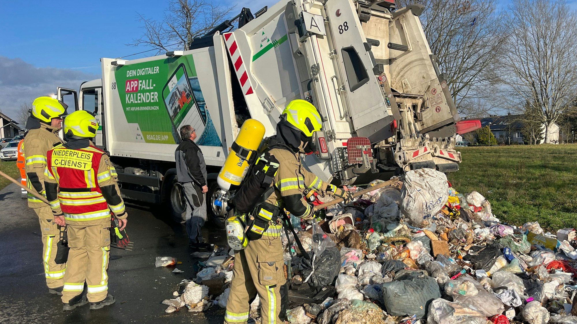 In Sankt Augustin hat es in einem Fahrzeug der RSAG gebrannt, die Feuerwehr löschte ab.