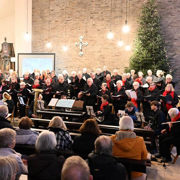 Der Kirchenchor singt vor einem Publikum in einer Kirche.