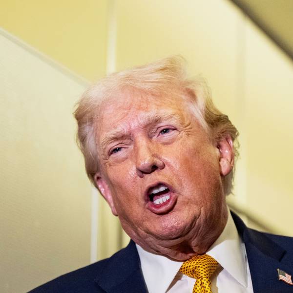US-Präsident Donald Trump spricht mit Reportern während des Fluges in der Air Force One auf dem Rückflug zur Joint Base Andrews, Maryland.