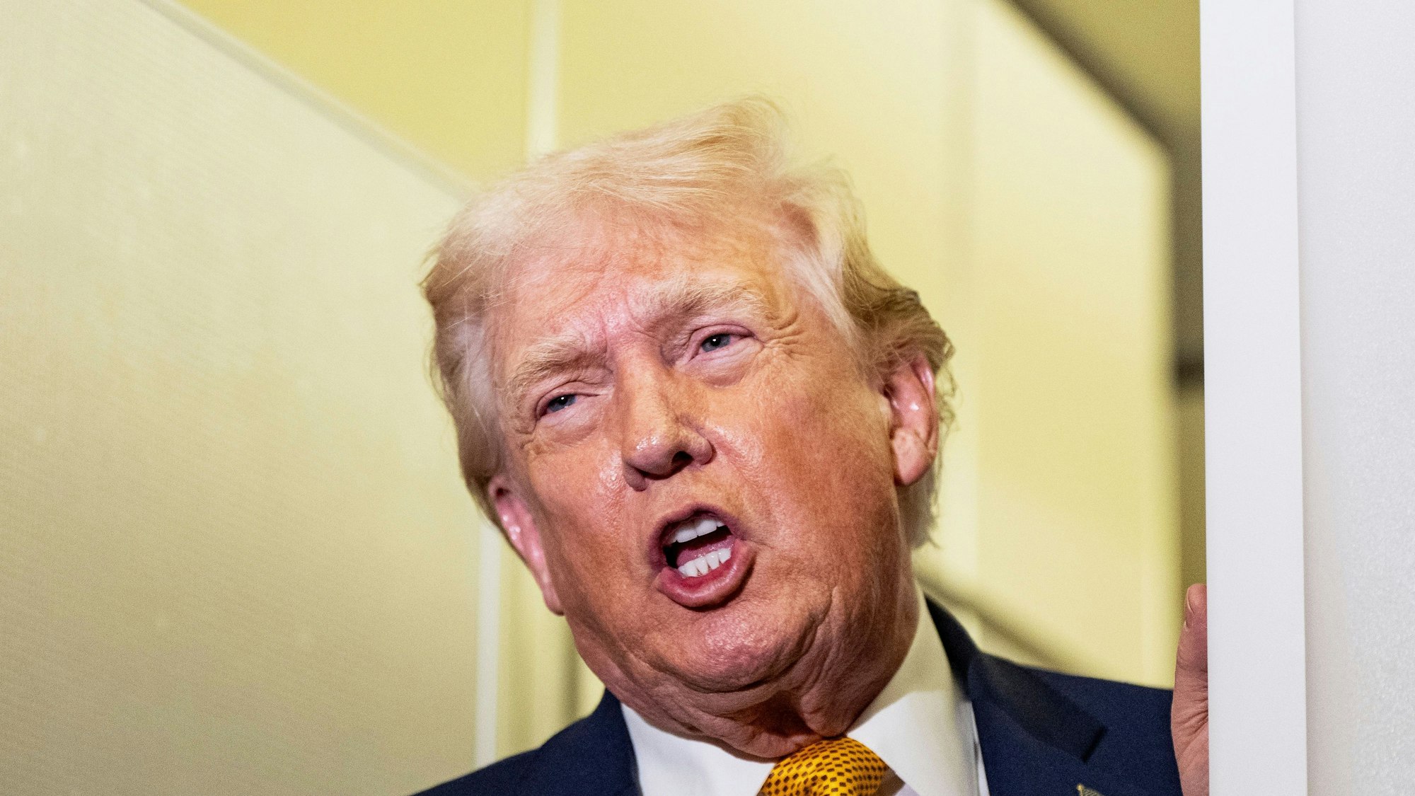 US-Präsident Donald Trump spricht mit Reportern während des Fluges in der Air Force One auf dem Rückflug zur Joint Base Andrews, Maryland.